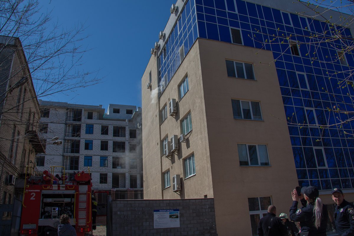 Несколько сотрудников, услышав запах гари, вышли на крышу Несколько сотрудников, услышав запах гари, вышли на крышу