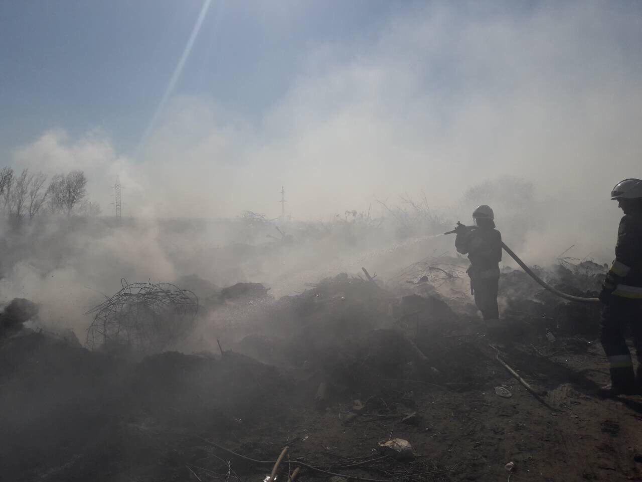 На место происшествия сразу же выехали два отделения 18-й пожарно-спасательной части