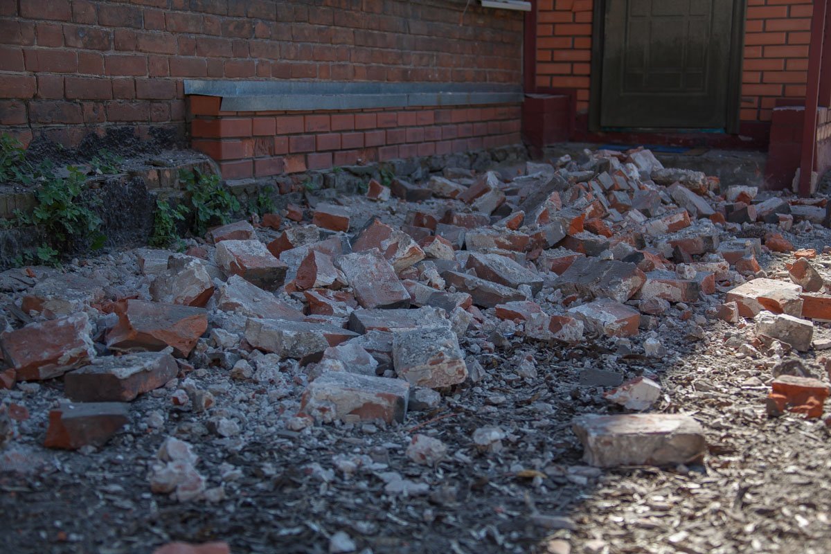 Кирпичи, упавшие с карниза двухэтажного здания на проспекте Пушкина, едва не убили молодую женщину с ребенком