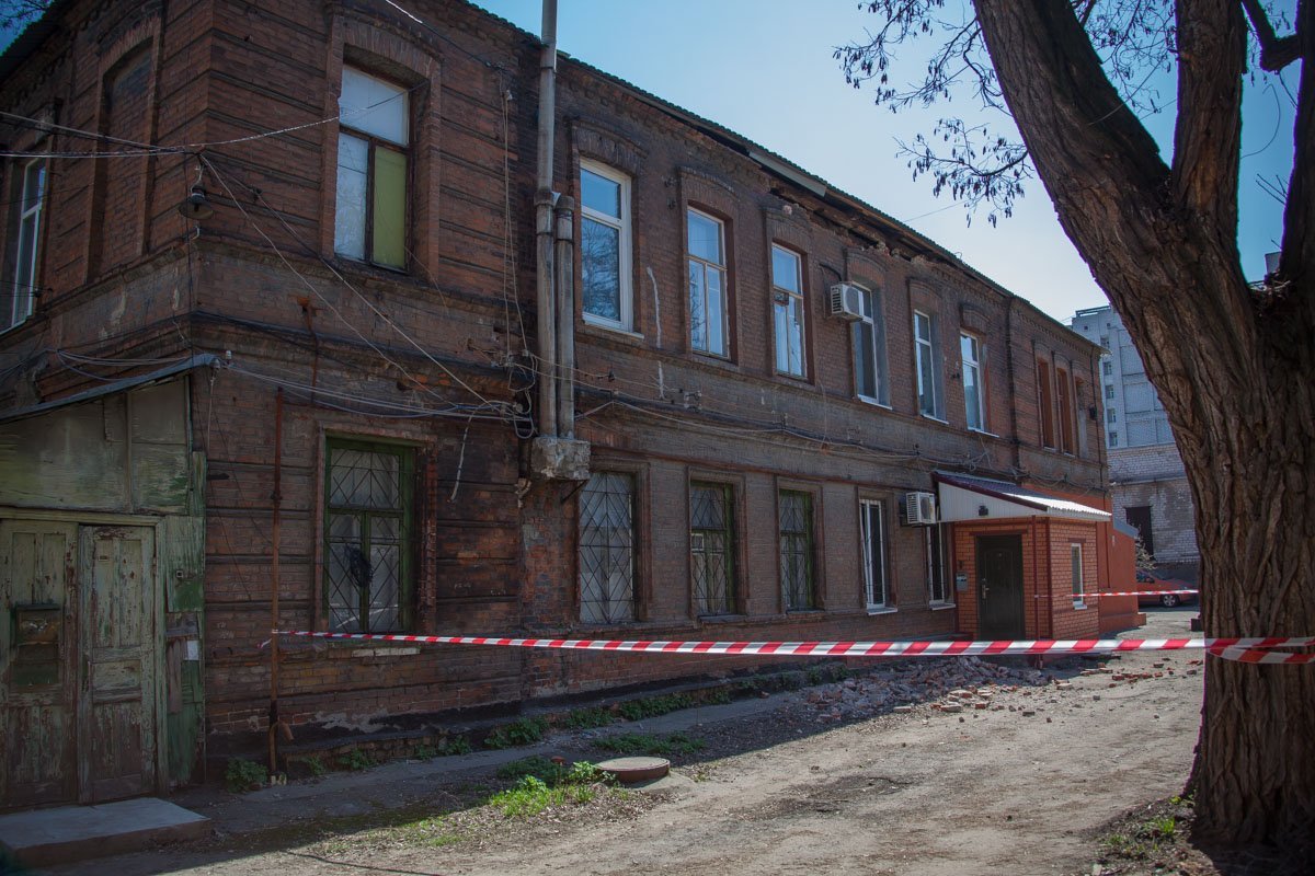 Место происшествия оградили лентами, предупреждая об опасности