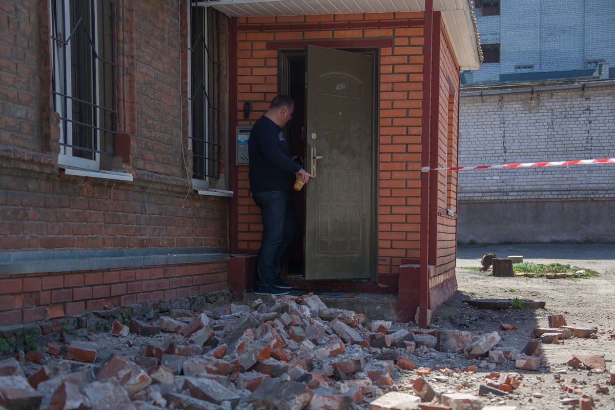 Аварийный дом находится всего в нескольких метрах от одного из центральных проспектов Днепра