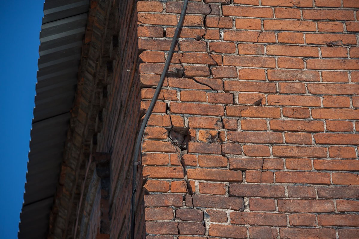 На доме есть трещины