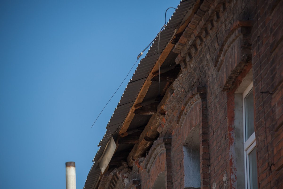 Кирпичи упали вблизи входа в квартиру