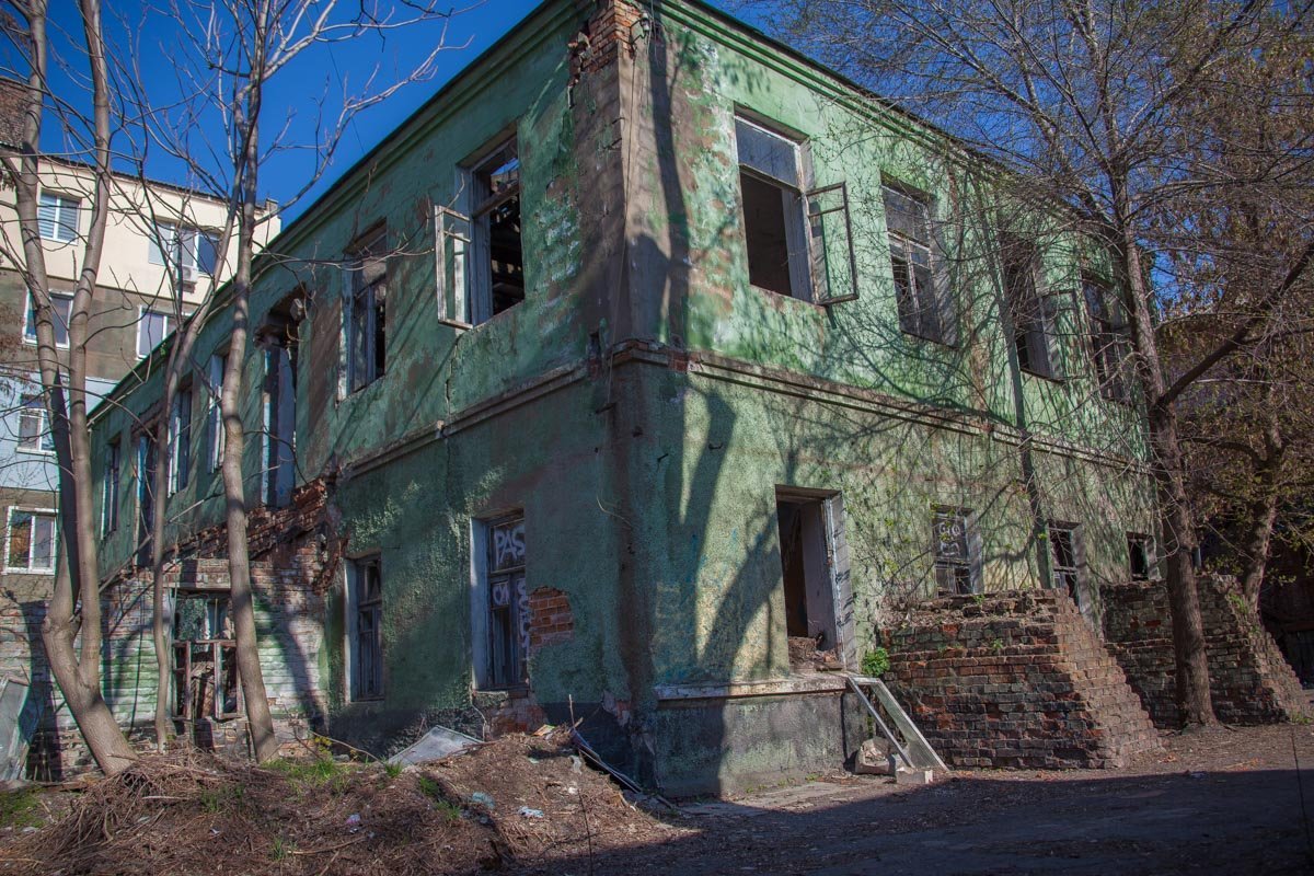 Бродяги, поселившиеся в брошенном строении, заметно ускорили процесс его разрушения Бродяги, поселившиеся в брошенном строении, заметно ускорили процесс его разрушения