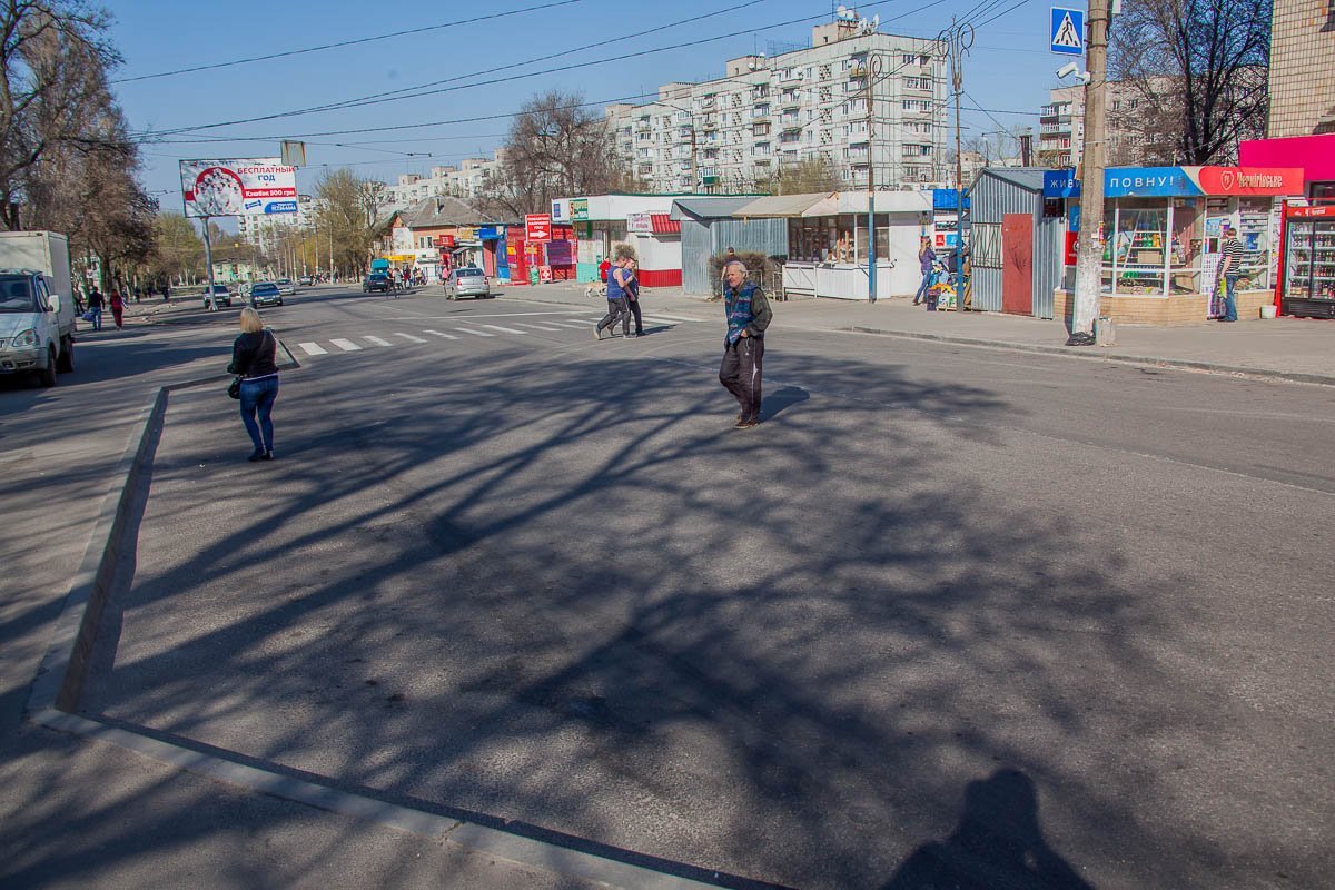 Действительно, зачем идти лишние три метра до "зебры", если можно перейти так