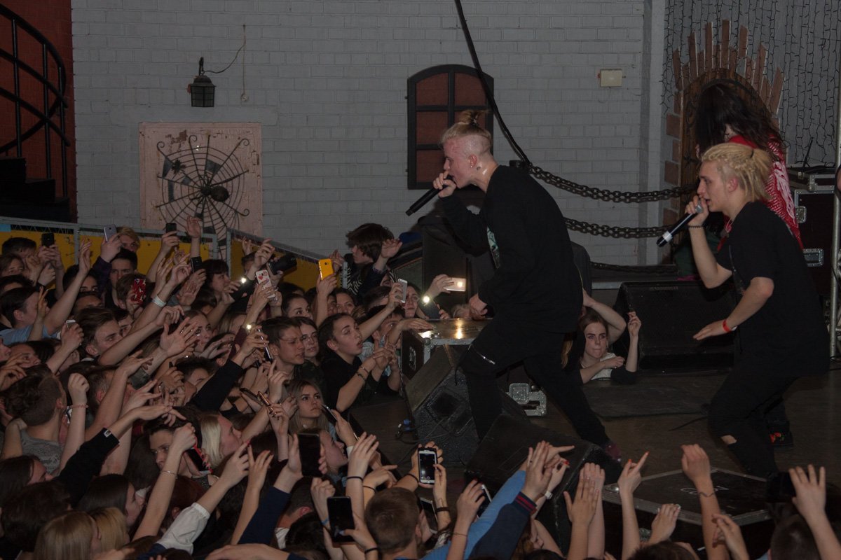 Вместе с рэпером выступали и другие исполнители