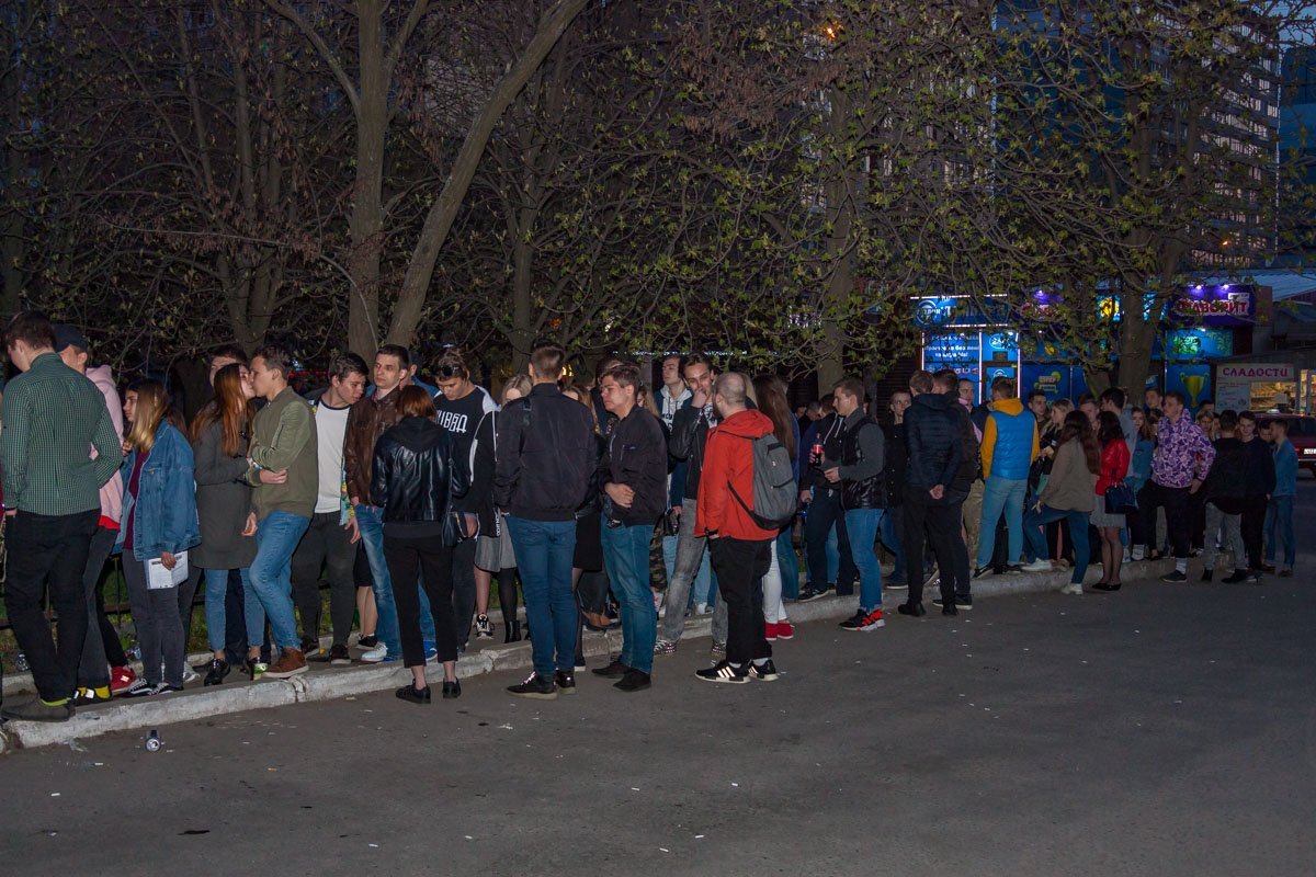 Очередь на концерт занимала целый квартал