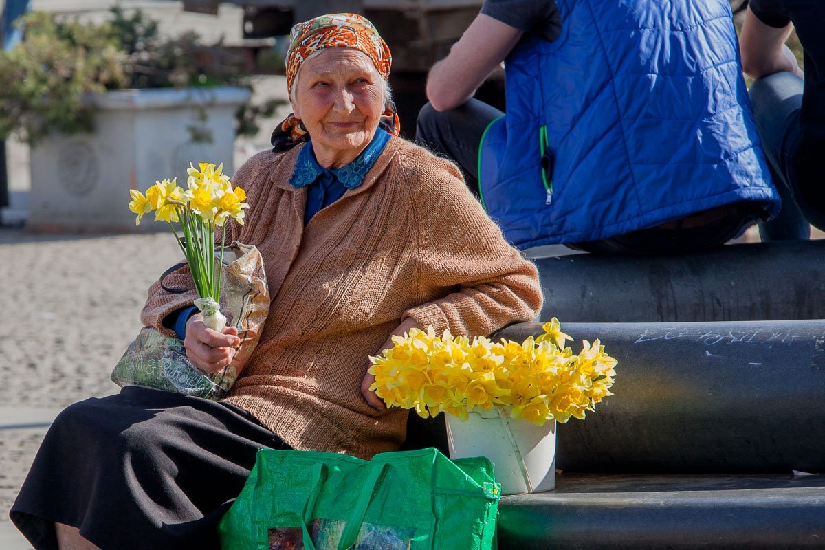 Глядя на эту милую женщину невозможно не улыбнуться