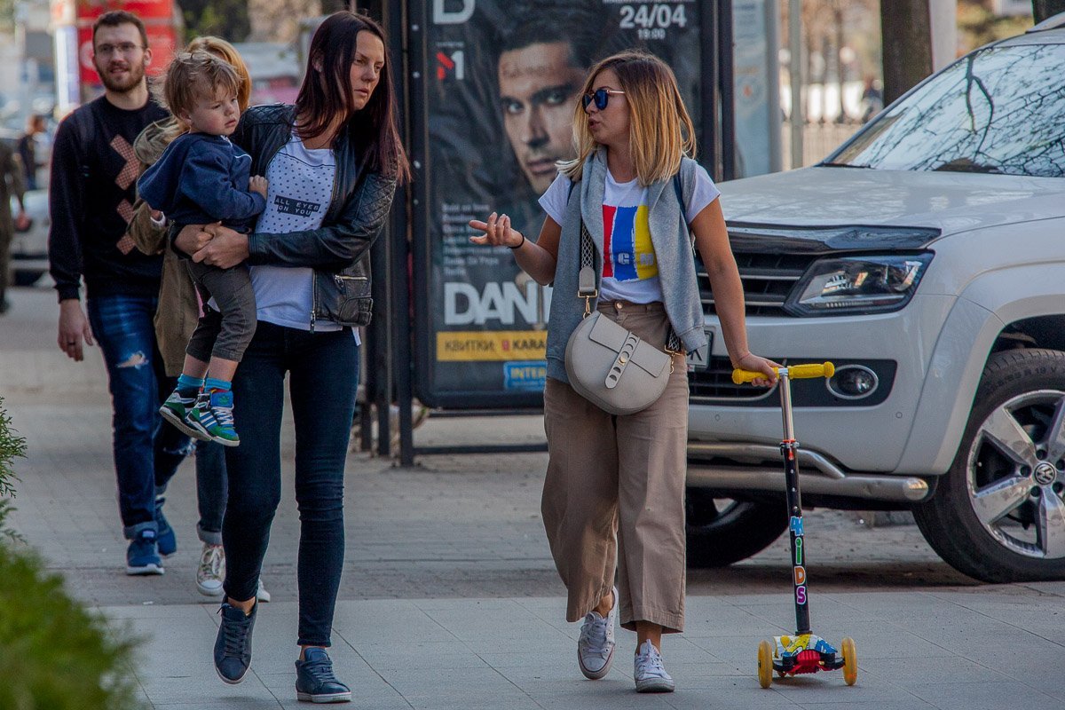 Запечатлели стильное семейство во время прогулки в центре Днепра