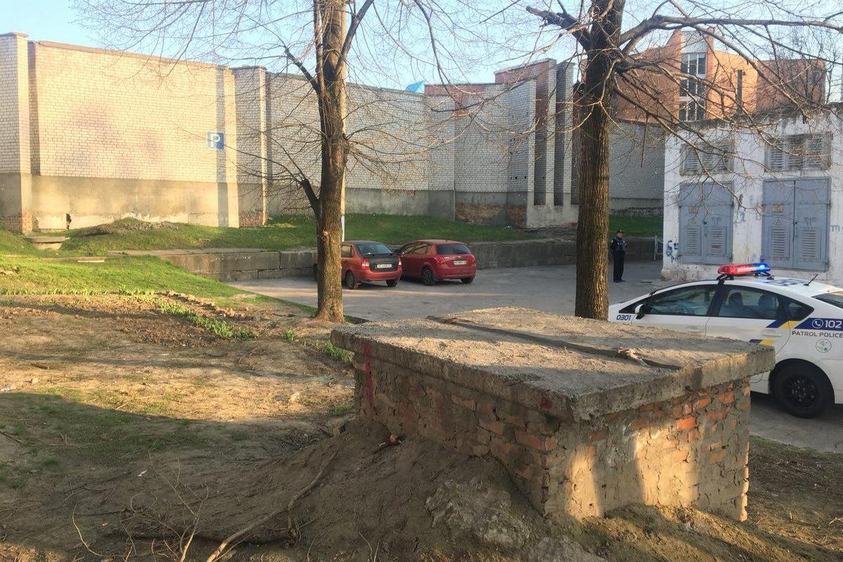 На место сразу же вызвали патрульный экипаж