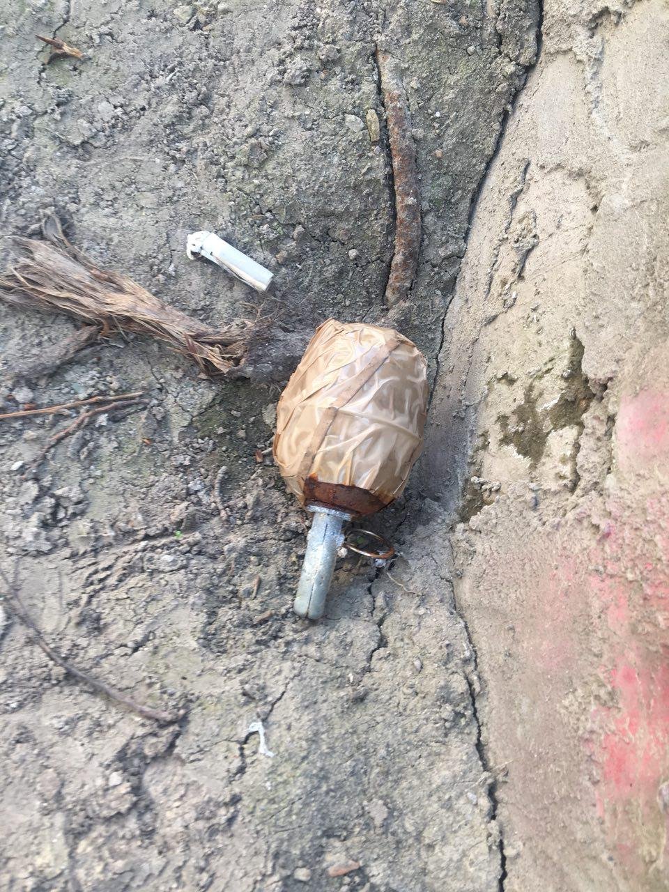 Ржавая граната, перемотанная скотчем, с запалом и чекой лежала на земле