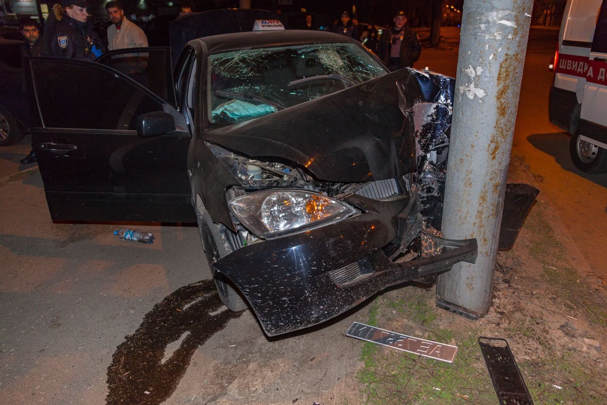 Автомобиль такси врезался в столб