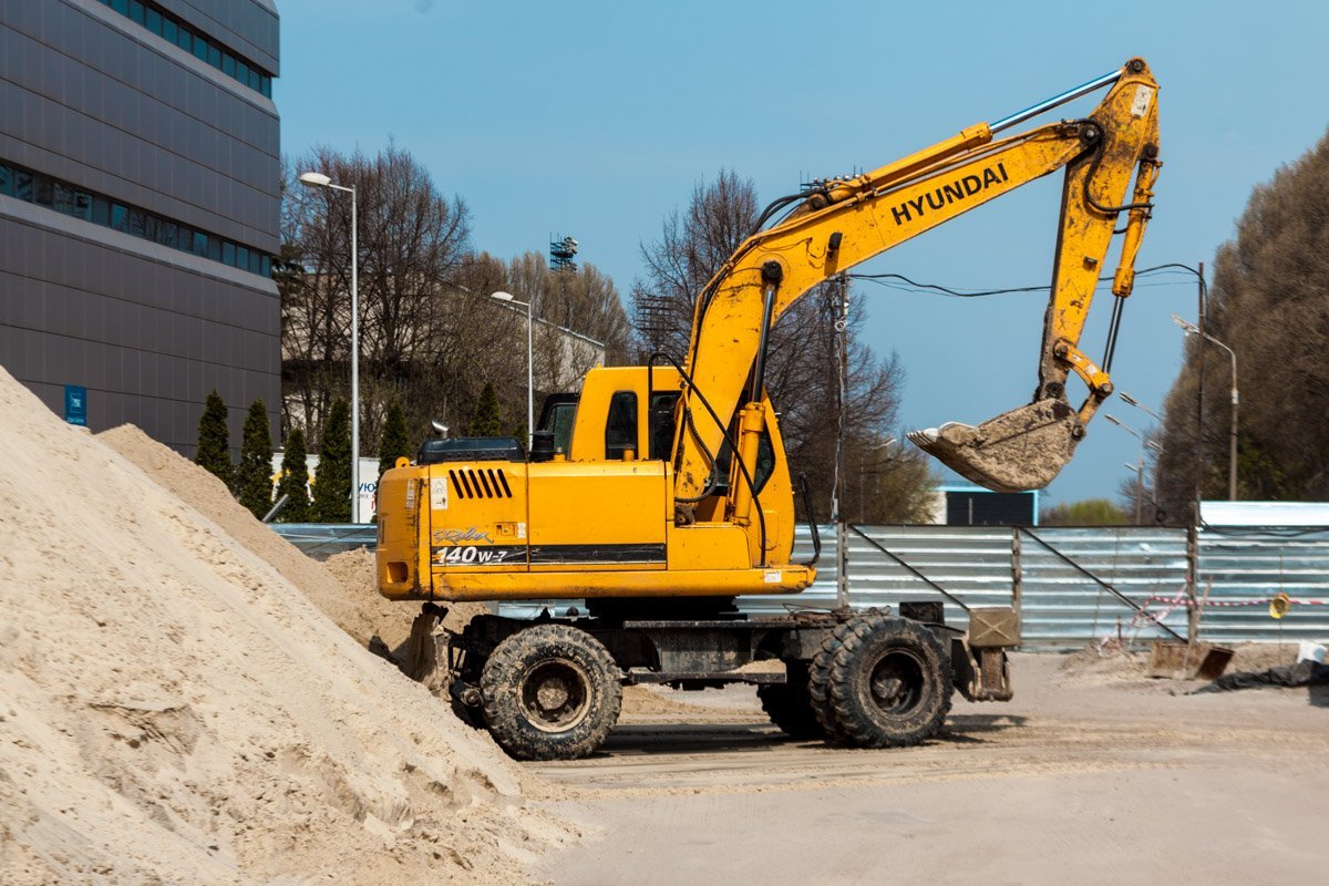 Торговый центр строят на улице Титова Торговый центр строят на улице Титова