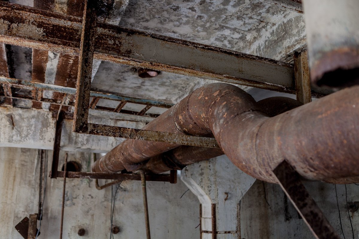 Ржавые трубы - вены здания, и по ним уже не течет кровь Ржавые трубы - вены здания, и по ним уже не течет кровь