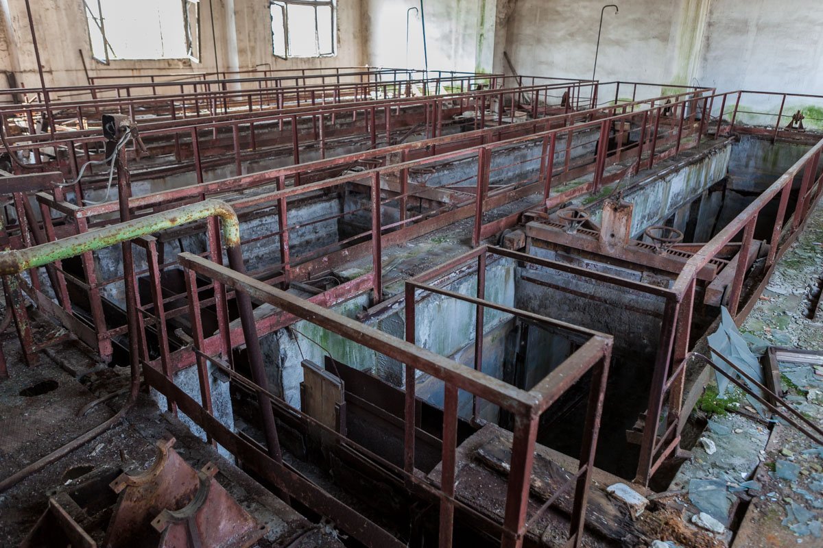 Если долго всматриваться в бездну — бездна начнёт всматриваться в тебя Если долго всматриваться в бездну — бездна начнёт всматриваться в тебя