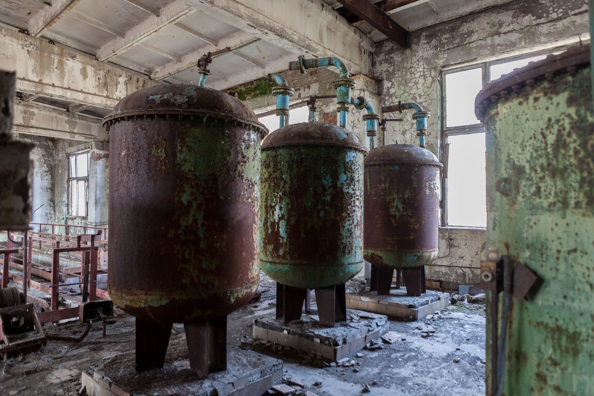 Эхо разносит шепот бьющихся о пол капель Эхо разносит шепот бьющихся о пол капель