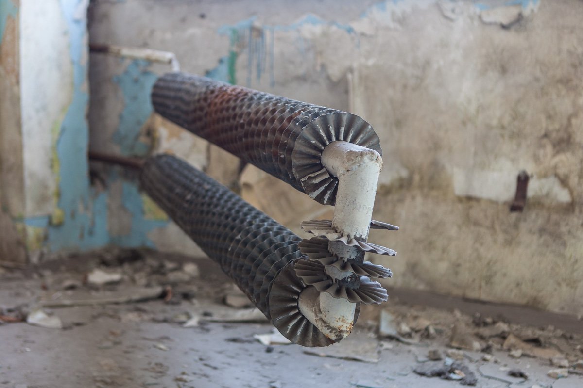 Заброшенное здание поет скрипом батарей Заброшенное здание поет скрипом батарей