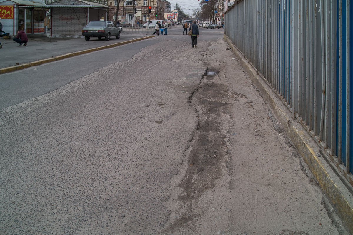 Бабушки с тележками потерпают от дороги на Пастера