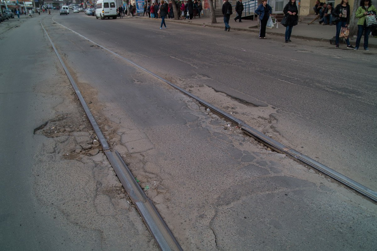 Трамвайные пути разрезают дорогу пополам