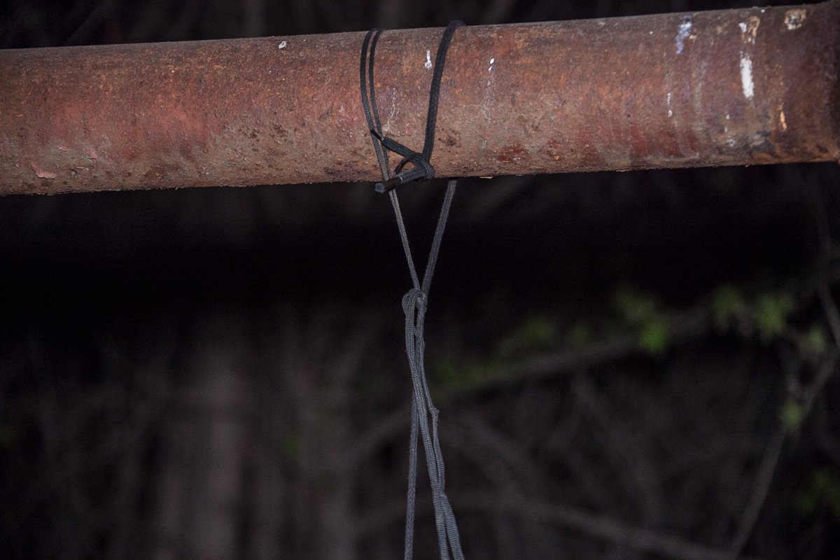 Тестя нашли повешенным на шнурках, которые были затянуты на газовой трубе