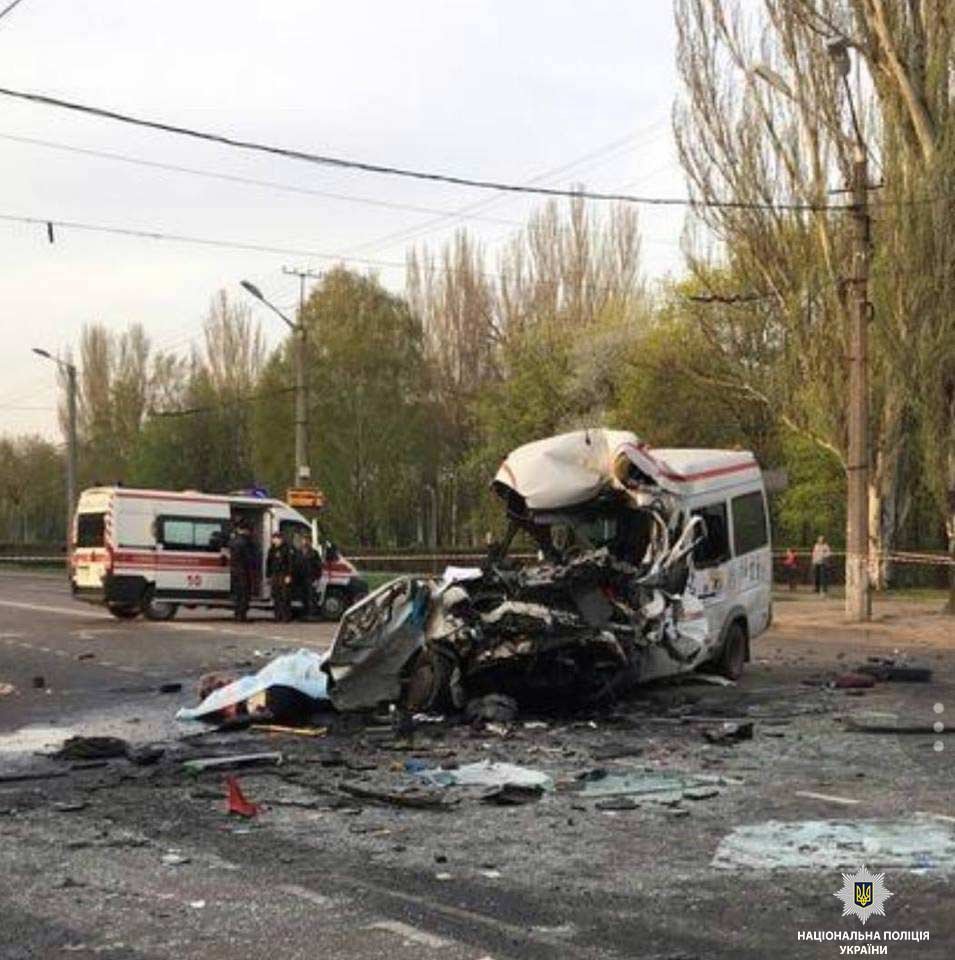 17 апреля в 5:53 в Кривом Роге столкнулись маршрутка, автомобиль Mazda и автобус 17 апреля в 5:53 в Кривом Роге столкнулись маршрутка, автомобиль Mazda и автобус