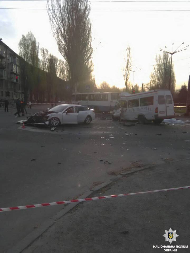 В салоне маршрутки в это время находилось много пассажиров В салоне маршрутки в это время находилось много пассажиров