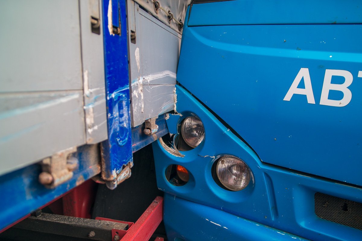 У маршрутного такси поврежден корпус У маршрутного такси поврежден корпус