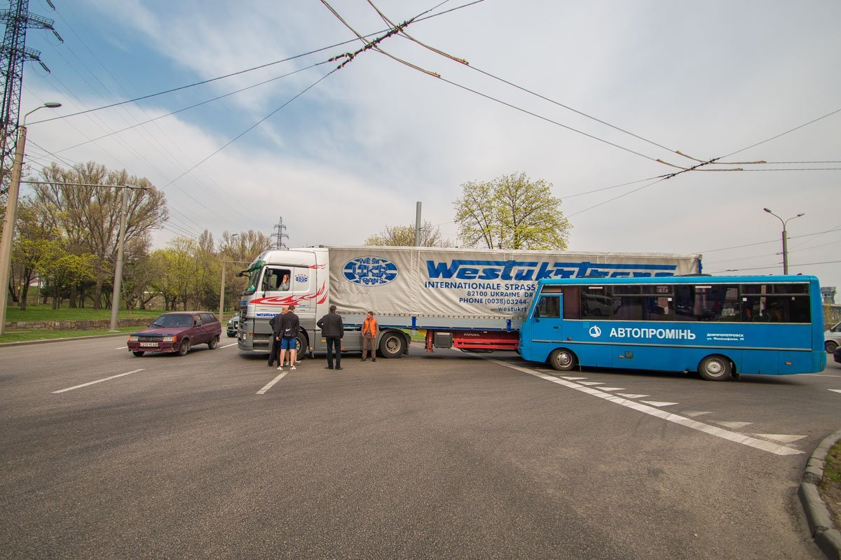 Фура мешает проезду автомобилей в сторону центра Фура мешает проезду автомобилей в сторону центра