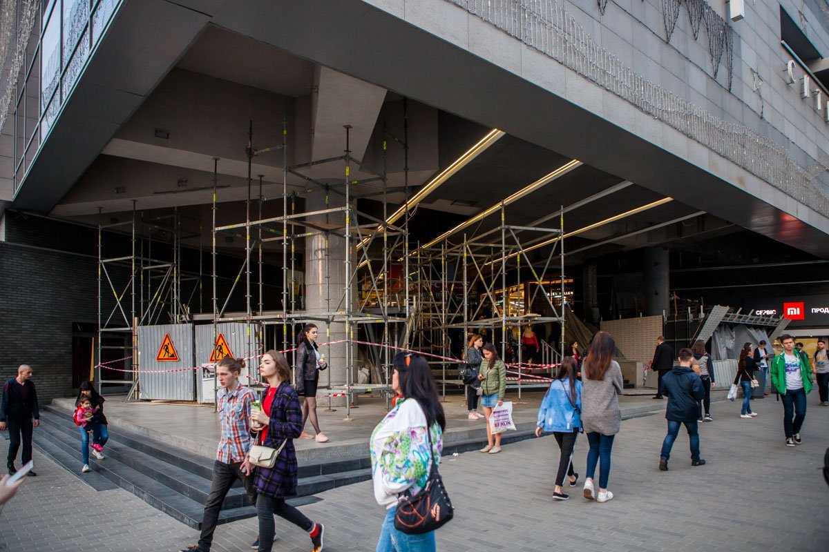 Несмотря на реконструкцию, входом все еще можно пользоваться Несмотря на реконструкцию, входом все еще можно пользоваться