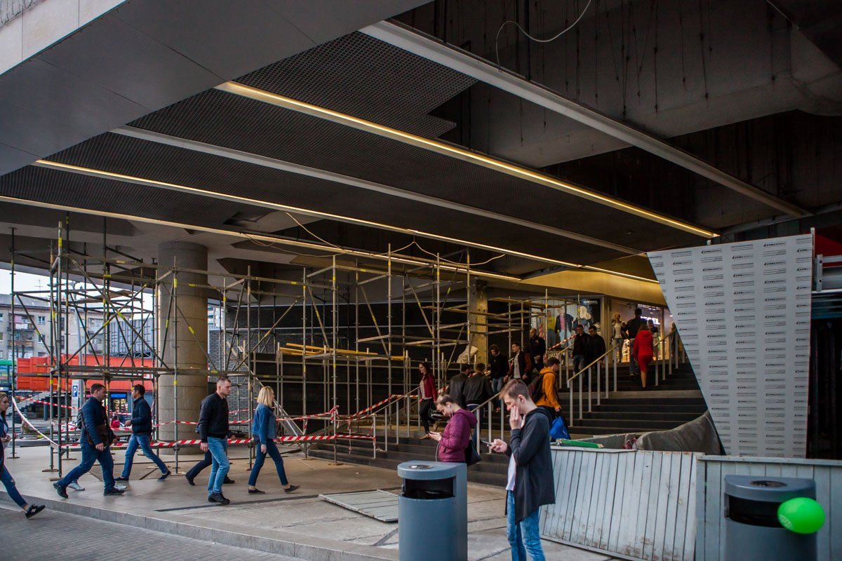 Эскалатор на входе временно не работает Эскалатор на входе временно не работает