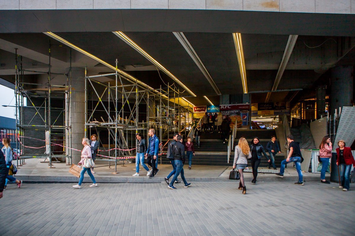 На главном входе в торговый центр стоят строительные леса На главном входе в торговый центр стоят строительные леса