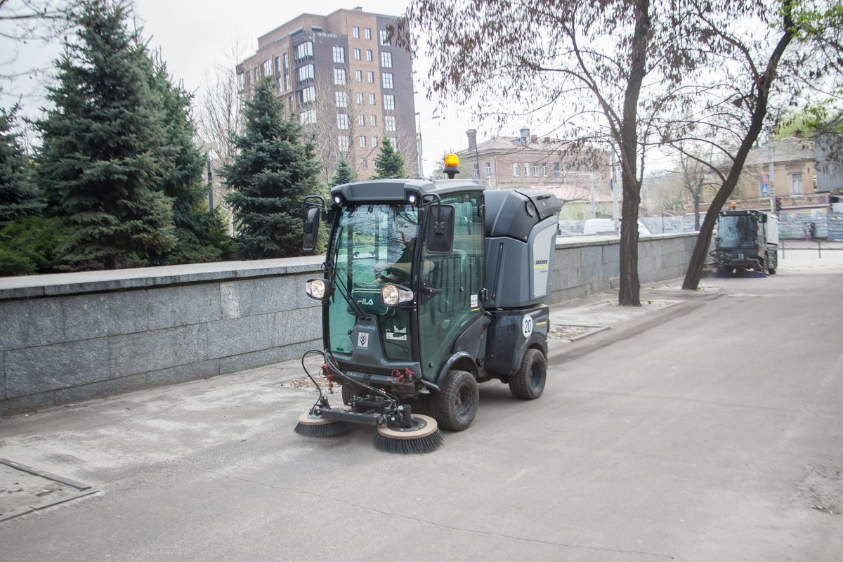 Благодаря уборке дорог в городе становится легче дышать Благодаря уборке дорог в городе становится легче дышать
