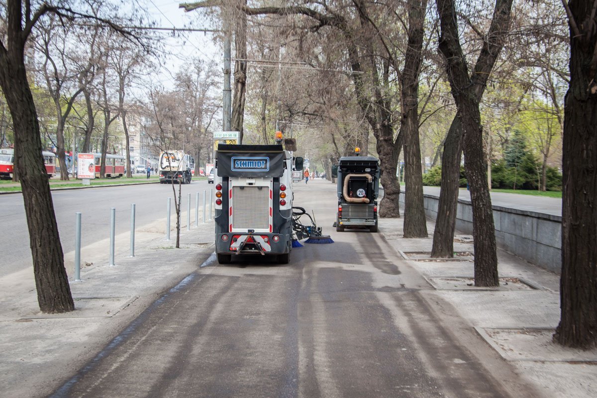 На проспекте Пушкина, рядом со Сквером Героев, активно работает техника для уборке дорог и прилегающих территорий На проспекте Пушкина, рядом со Сквером Героев, активно работает техника для уборке дорог и прилегающих территорий