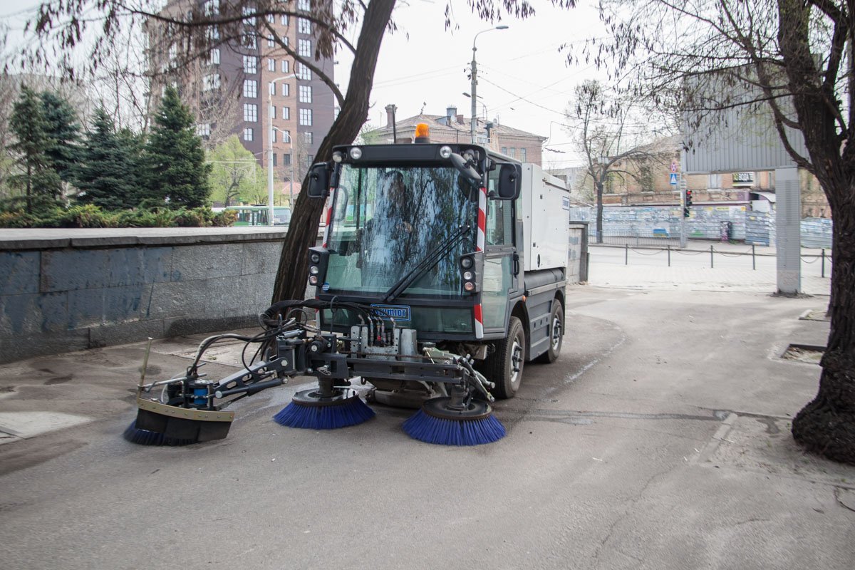 Учитывая то, что количество смета под бордюром очень велико - технике приходится проходить в одном месте по несколько раз Учитывая то, что количество смета под бордюром очень велико - технике приходится проходить в одном месте по несколько раз