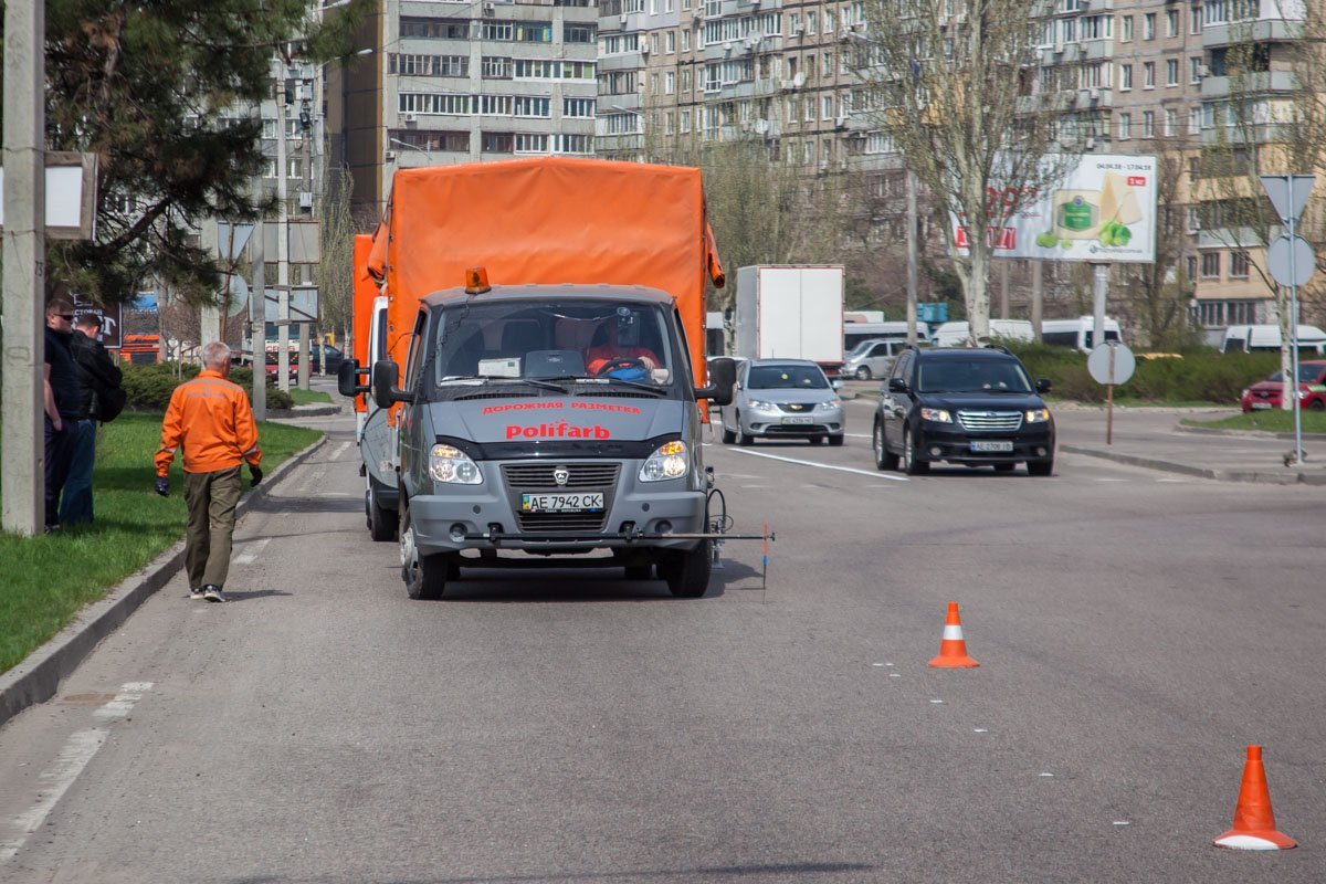 На улице Маршала Малиновского, в районе памятника летчикам 17-й воздушной армии проходят работы по нанесению дорожной разметки На улице Маршала Малиновского, в районе памятника летчикам 17-й воздушной армии проходят работы по нанесению дорожной разметки