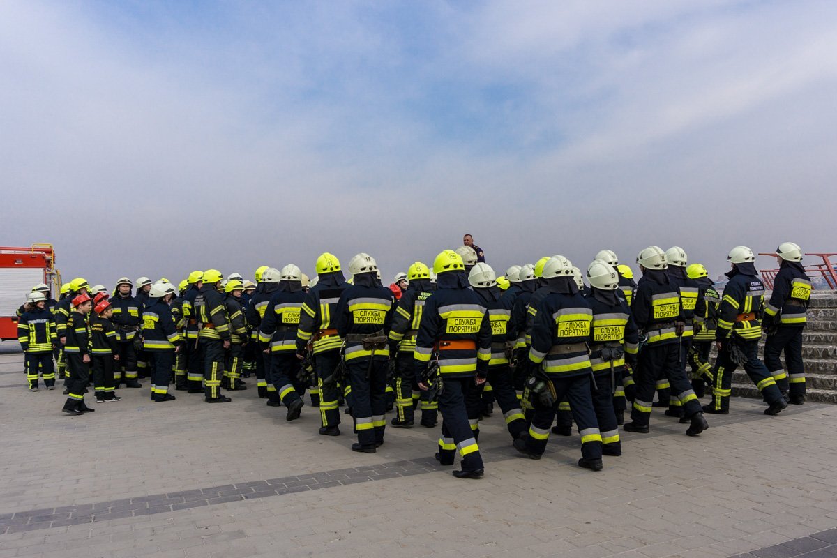 Спасатели устроили на набережной флеш-моб и пригласили всех жителей Днепра на спортивное мероприятие Спасатели устроили на набережной флеш-моб и пригласили всех жителей Днепра на спортивное мероприятие