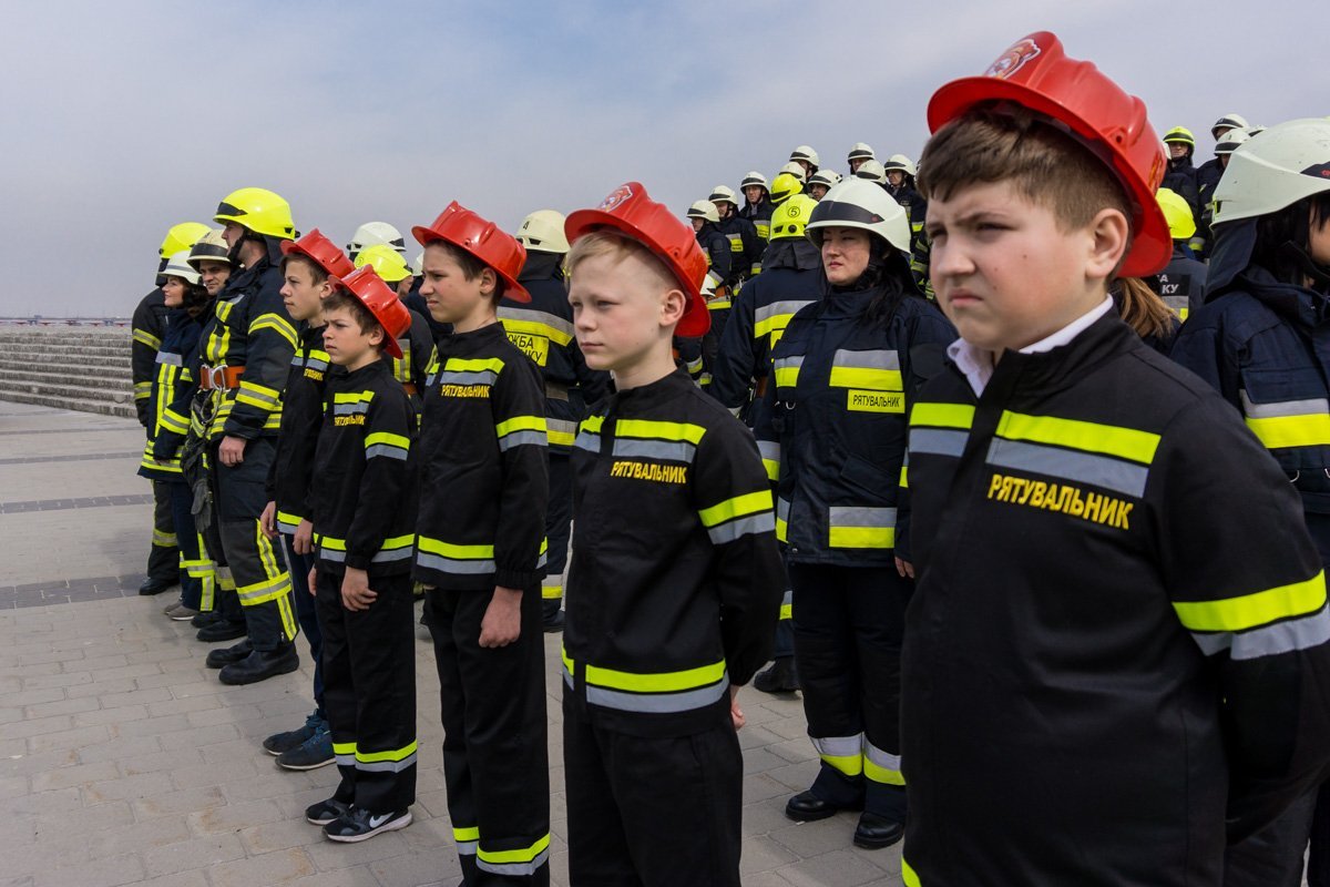 Доблестных сотрудников ГСЧС сопровождали маленькие помощники, будущие хранители человеческих жизней Доблестных сотрудников ГСЧС сопровождали маленькие помощники, будущие хранители человеческих жизней
