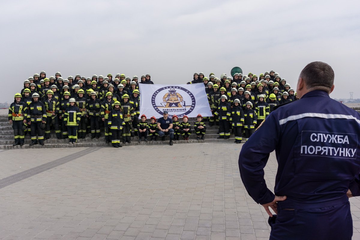 Стройные шеренги спасателей в полном обмундировании выстроились на Фестивальном причале Стройные шеренги спасателей в полном обмундировании выстроились на Фестивальном причале