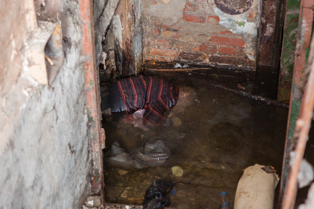 Умершего обнаружил один из жителей подъезда Умершего обнаружил один из жителей подъезда