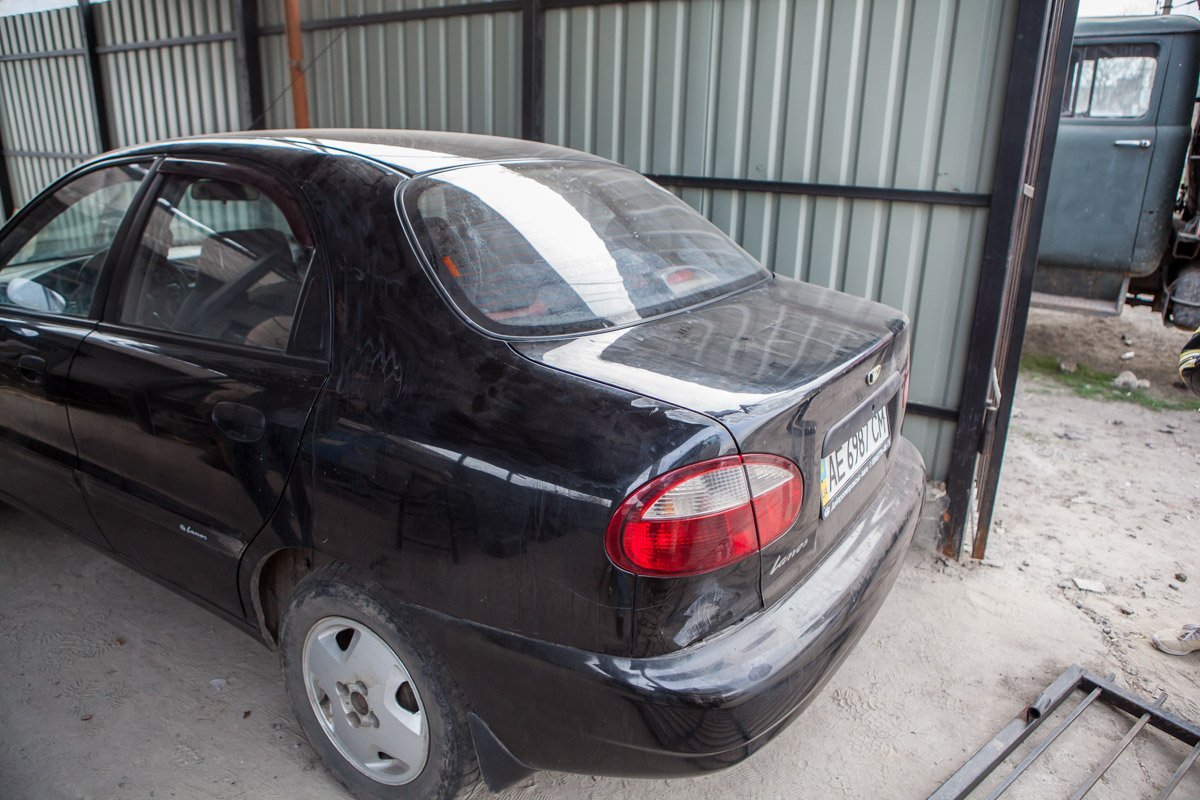 Ворота упали на территорию частного дома и ударили по Daewoo Lanos, который находился внутри Ворота упали на территорию частного дома и ударили по Daewoo Lanos, который находился внутри