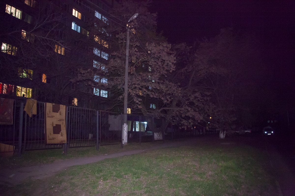 На территории возле общежитий плохое освещение На территории возле общежитий плохое освещение