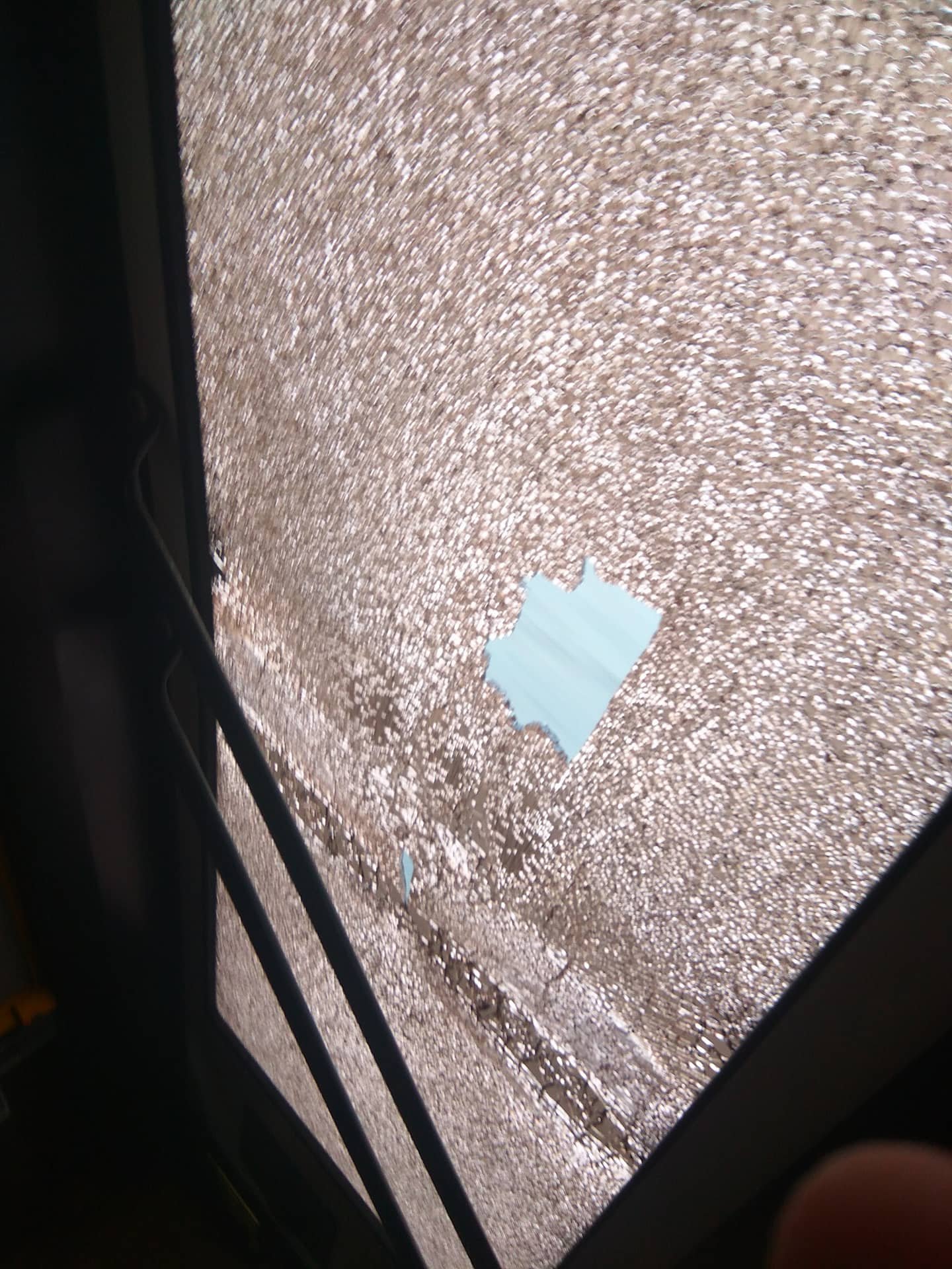 Стекло в троллейбусе рассыпалось на ходу Стекло в троллейбусе рассыпалось на ходу