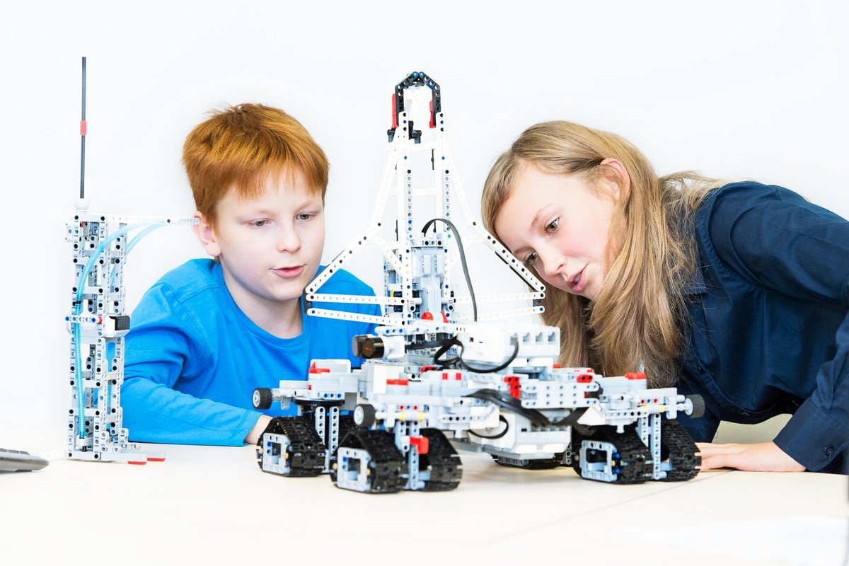 Дети рассматривают собранный конструктор