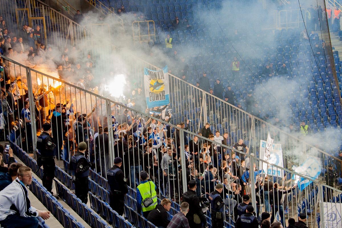 С каждой минутой на трибунах становилось все жарче...