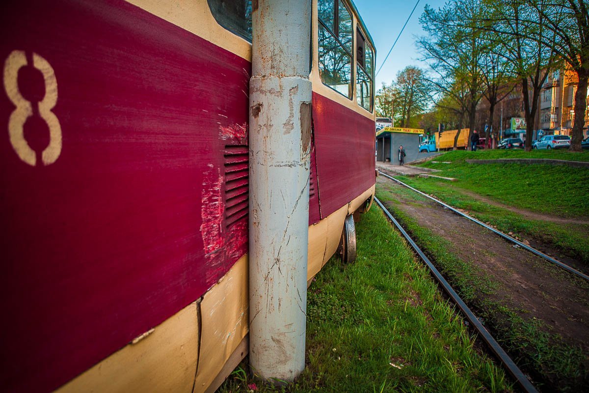 Левой стороной трамвай столкнулся с опорой