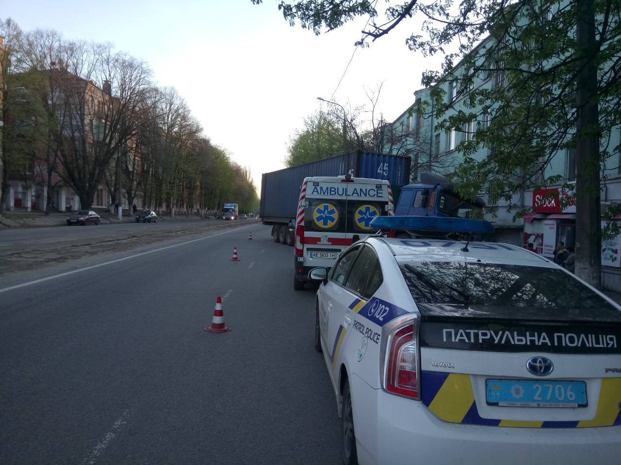 На месте работает "скорая" и полицейский патруль