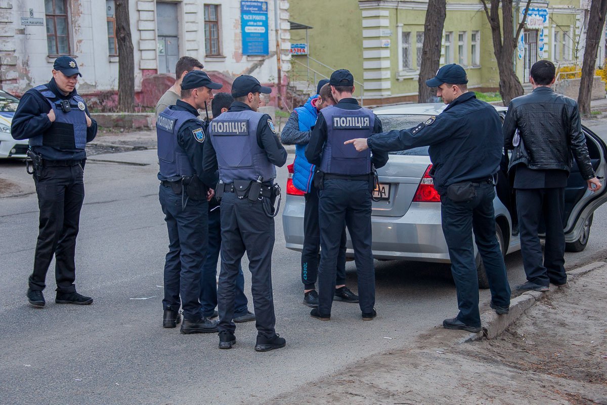 Злоумышленники не стали опираться и при досмотре Злоумышленники не стали опираться и при досмотре