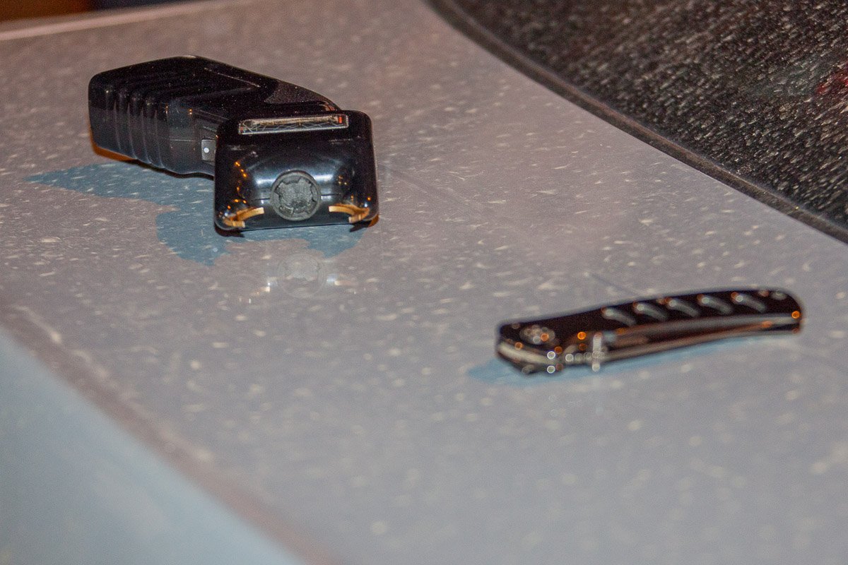 Электрошокер и нож, обнаруженные в автомобиле Электрошокер и нож, обнаруженные в автомобиле