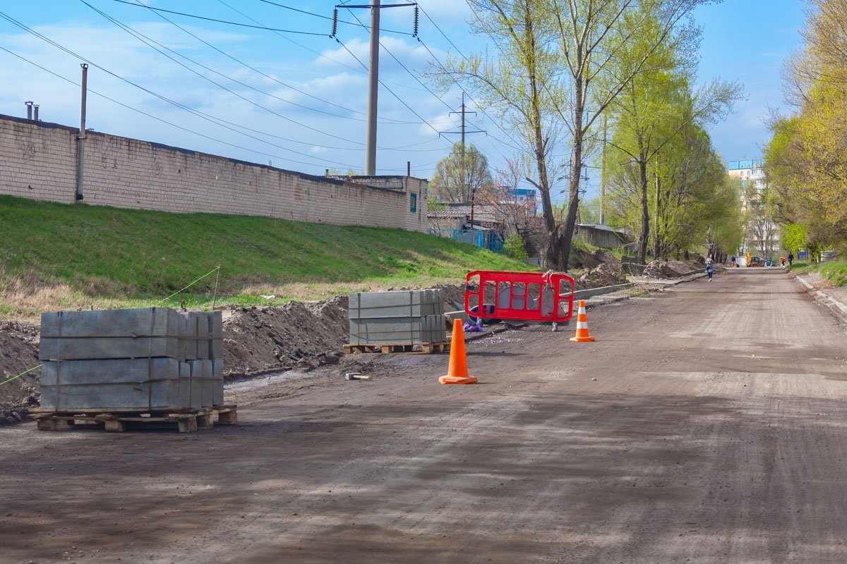 Новый бордюрный камень ждет своей участи