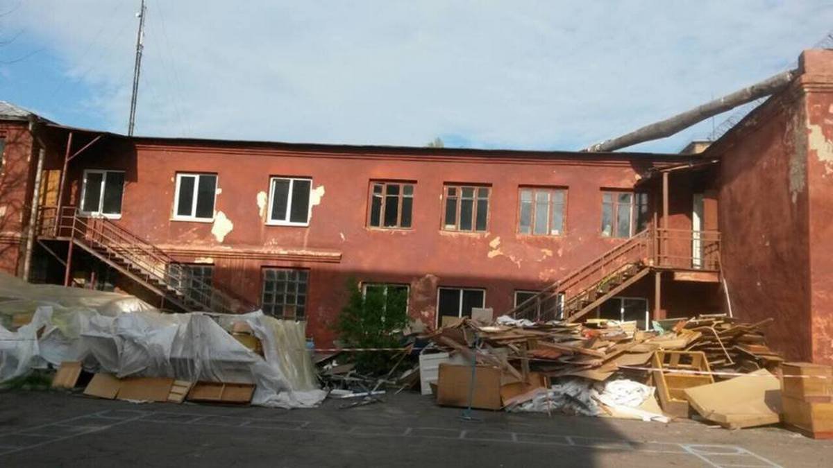Здание школы требует капитального ремонта Здание школы требует капитального ремонта